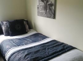 59 Halstead - Gorgeous single bedroom with private bathroom, accommodation in Halstead