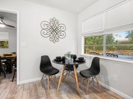 Newly Designed Ranch House | Backyard & BBQ Grill, hotel in Ferry Pass
