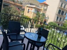 Mondello beach house with terrace 2 steps from the sea