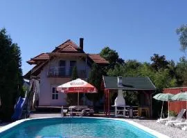 Ferienwohnung mit Pool, WLAN direkt am See 70qm