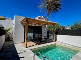 Tropical Suites With Private Plunge Pools, hotel a Gázion