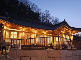 완주의봄 한옥독채펜션 황토방과 찜질방 사우나, lodge in Samgong