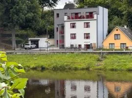 Riverside Luxury Apartments & Café - Exclusive holiday house with river view