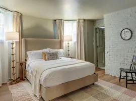 The 200 South St | Queen Rm 15