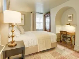 The 200 South St | Queen Rm 4