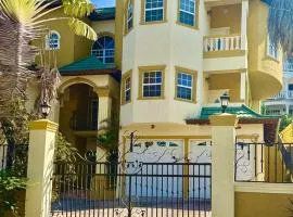Lovely three bedroom condo with close beach access