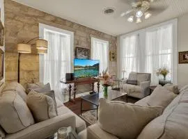 Charming Balcony Suite Overlooking Main Street-Walk to Everything!