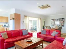 Spacious Williamstown Apartment with Free Parking
