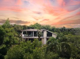 TreeTops - New Designer Villa on top of Negril!, hotel v Negrilu