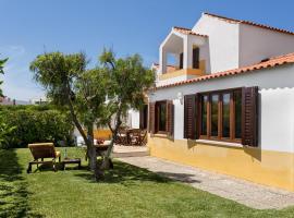 GuestReady - Peaceful beach villa w/ parking, Hotel in Azenhas do Mar