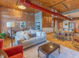 Gorgeous apartment across from La Crosse Center, hotel v destinaci La Crosse