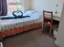Cosy Room with Shared Bathroom