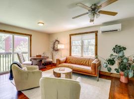 Walk to River Couples Retreat in Kintnersville!, villa in Kintnersville