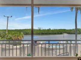 Watch the dolphins Large balcony Suite and heated pool