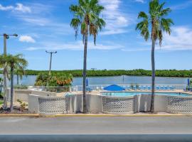 Watch the dolphins Large balcony Suite and heated pool, hotel u gradu Raskin