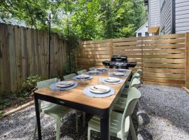 Game Night House, Projector Patio & Backyard Fun, hotel u gradu Rali