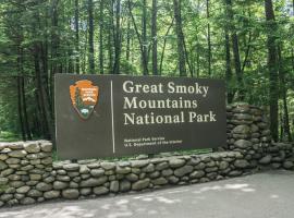 Mountain Magic by American Patriot Getaways, hotel in East Fork