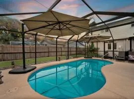Family home w private pool & putting green