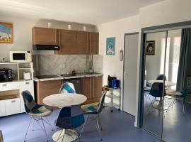 Charmant T2 au pied des montagnes avec balcon et piscine, Hotel in Bielle