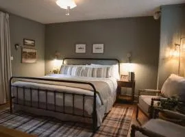 LMI -15- Laurel Falls Room: Summers Night