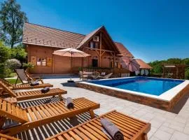 Rustic Cottage With Heated Pool - Happy Rentals