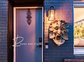 Luxurious Mt Washington Home with King Bed, ξενοδοχείο στο Πίτσμπουργκ