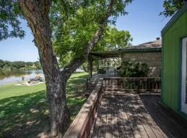 Llano River Retreat w Game Room & Kayaks