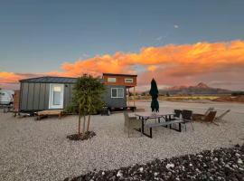 Tiny Home Lodge near Zion and Bryce National Parks Hot Tub، فندق في Apple Valley