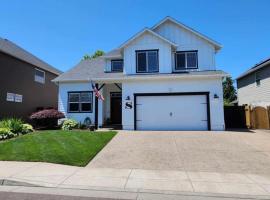 Beautiful Modern Farmhouse: Keizer şehrinde bir otel