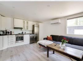Summer cottage near water with boat for rent, hotel in Åsbro