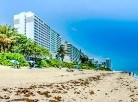 Oceanview Studio at Castle Beach Club – Pool, Beach Access, Valet Parking, Gym & More!