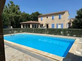 CHARMANT LOGEMENT AVEC PISCINE EN PROVENCE au premier étage d une villa