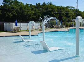 Coastal Serenity-Family Beach Escape, 2 Min to Beach, Pools, Hot Tub, hotel en Gulfport