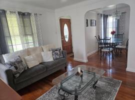 Chic City Charming Bungalow with all the Amentities Great Family Getaway!, villa in Detroit