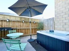 Modern Oasis with Spa close to shopping centres