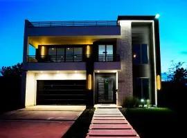 SkyLuxe Five Modern 5BR Home with Dallas Skyline Rooftop Views