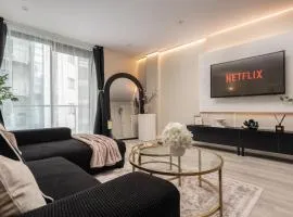 Luxury Liverpool City Centre Apartment with Balcony, Sleeps 8, Near Liverpool ONE and Royal Albert Docks