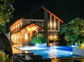 Urban Chic Home Urban Chic Home with balcony