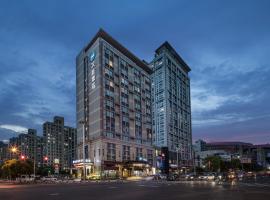 Hanting Premium Hotel Shanghai West Yingao Road Subway Station, hotel v destinaci Baoshan