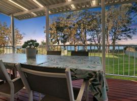 Lake Front Home Relax Unwind, hotel a Budgewoi