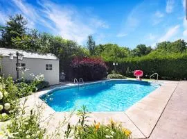Pool, King Bed, Patio with BBQ, Fall Hiking Nearby