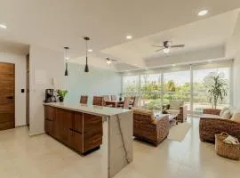 TROPlCAL Beachfront 1 BDR by Casa Paraíso