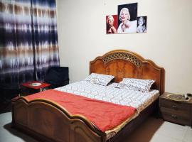 Chambre ventilée avec toilette extérieure pour vos sejours, hotel i Dakar