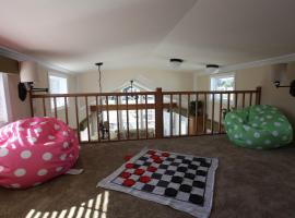 Sherwood Forest Premium Loft Cottage 13, holiday park in Kissimmee