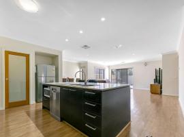 Entire 4 bedroom house in Werrribee, Australia、ウェリビーのヴィラ