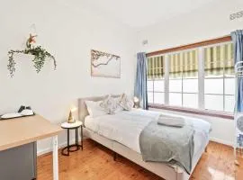Double Room in Peakhurst - Centrally Located - Shared Bathroom