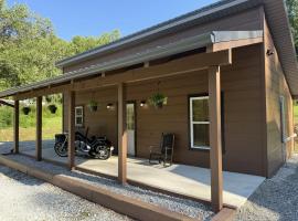 Cozy Dragon's Nest Cabin Retreat, hotel in Robbinsville