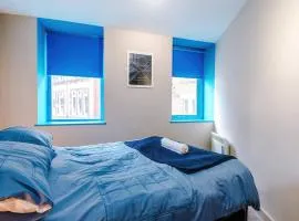 Modern 2 Bed Flat Near Wigan Centre by Eason Stays, ideal for Weekend Getaways & Business Travellers with Free Parking!