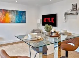 MODERN & SPACIOUS AIRPORT APARTMENT, Free Parking, Juliet Balcony and Super King Bed