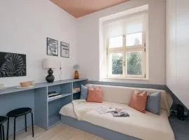 Cute designer little home near Castle! Backyard!